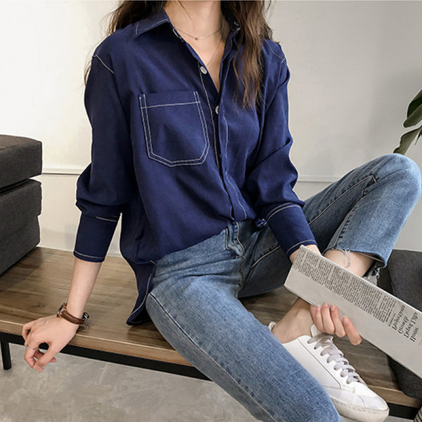 Moderna ženska košulja s klasičnim ovratnikom i džepom