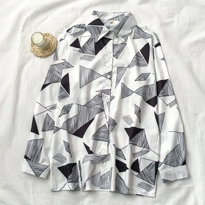 Ženska košulja s uzorkom u boji i gumbima