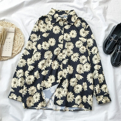 Ženska košulja s uzorkom u boji i gumbima