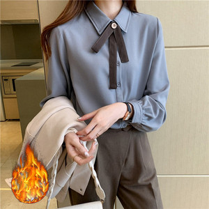 Μοντέρνο γυναικείο πουκάμισο με κλασικό γιακά και μακριά μανίκια σε μπεζ και μπλε χρώμα