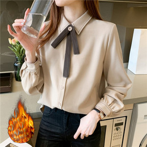 Μοντέρνο γυναικείο πουκάμισο με κλασικό γιακά και μακριά μανίκια σε μπεζ και μπλε χρώμα