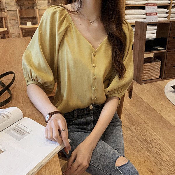 Stílusos női ing spitz nyakkivágással és elasztikus ujjakkal