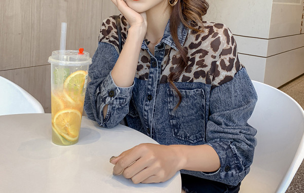 Uue mudeliga teksasärk tülli ja loomatrükiga elementidega