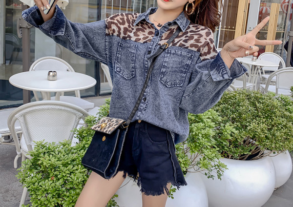 Uue mudeliga teksasärk tülli ja loomatrükiga elementidega