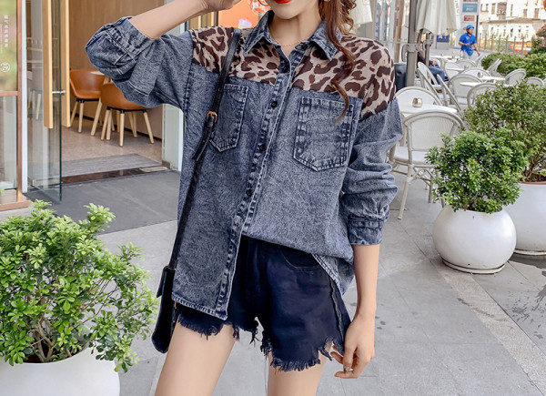 Uue mudeliga teksasärk tülli ja loomatrükiga elementidega