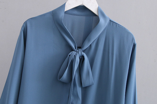 Naiste vabaajasärk kolmes värvitoonis paela ja nööpidega