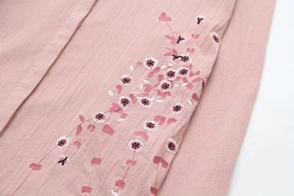 Női ing klasszikus gallérral és hímzéssel