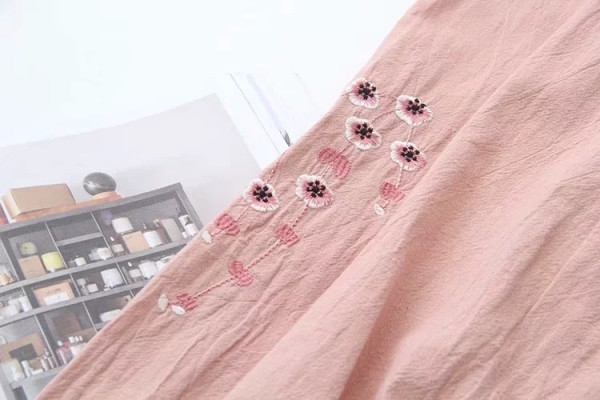 Női ing klasszikus gallérral és hímzéssel