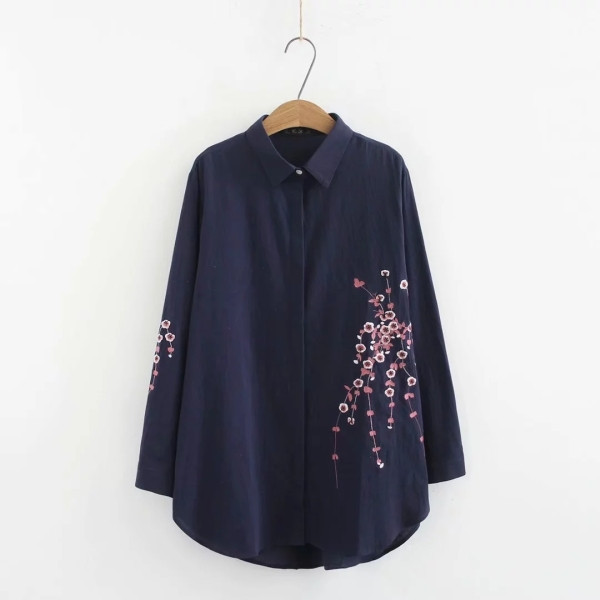 Női ing klasszikus gallérral és hímzéssel