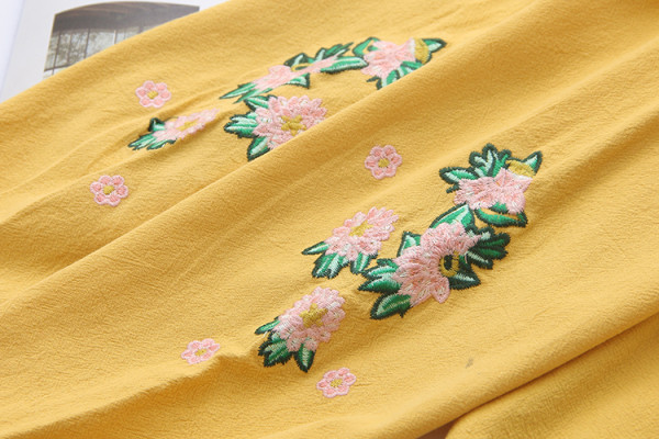 Moodne taskute ja tikanditega naiste särk