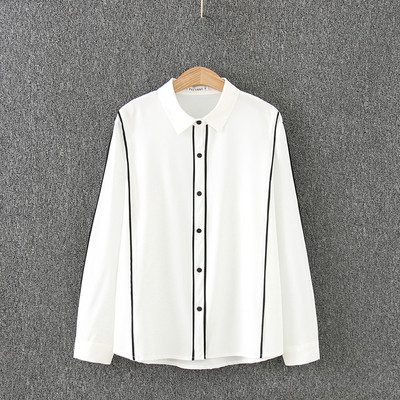 Naiste vabaaja särk nööpide ja klassikalise kaelusega valge ja musta värviga