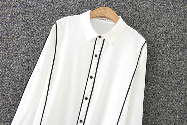 Naiste vabaaja särk nööpide ja klassikalise kaelusega valge ja musta värviga