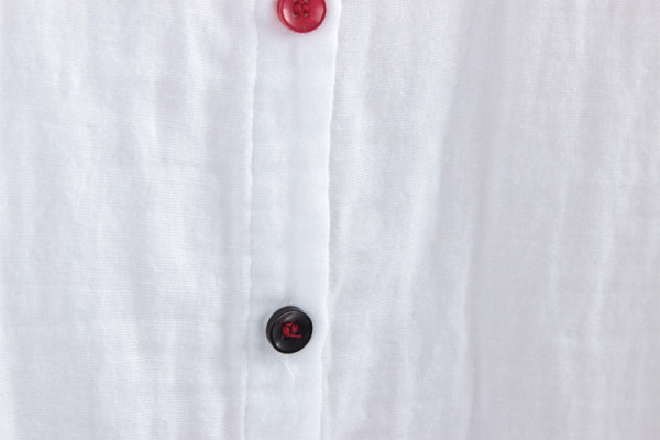 Női fehér ing színes gombokkal és zsebbel