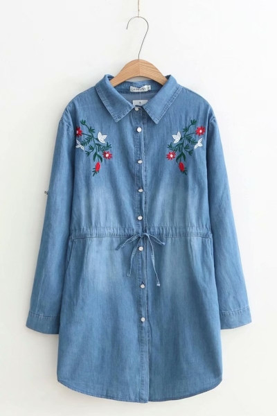 Uue mudeli tikandite ja lipsudega naiste särk