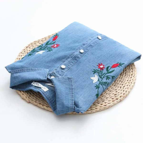 Uue mudeli tikandite ja lipsudega naiste särk