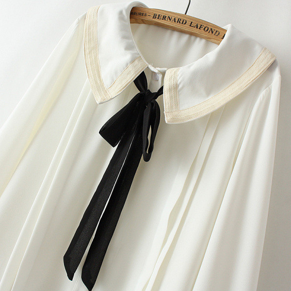 Női ing szalaggal és ovális nyakkivágással