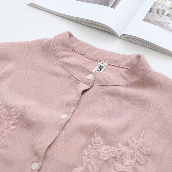 Naiste madala krae ja lühikeste varrukatega särk