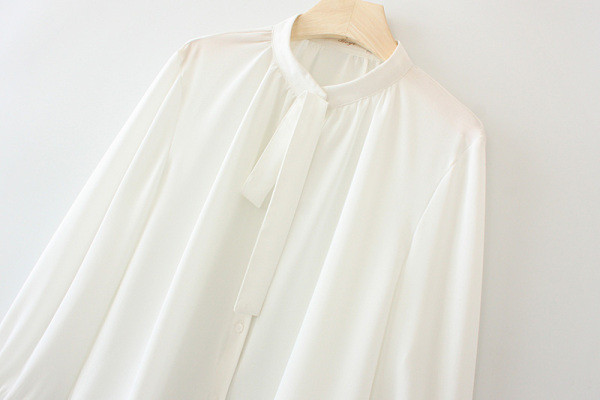 Női ing gombokkal és nyakkendőkkel három színben