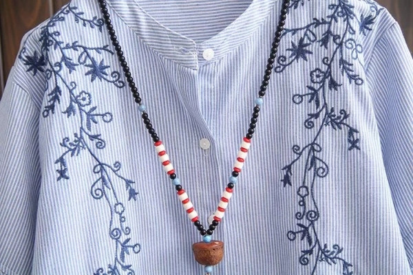 Uut mudelit ümara kaelusega ja tikandiga naiste särk