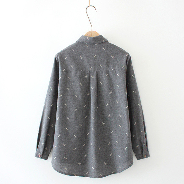 Γυναικείο πουκάμισο με κέντημα και κλασικό κολάρο σε γκρι χρώμα