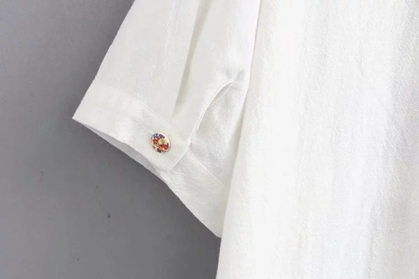 Női ing rövid ujjal és spitz nyakkivágással