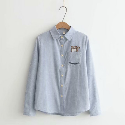 Mitmes värvitoonis krae ja tikandiga naiste vabaajasärk