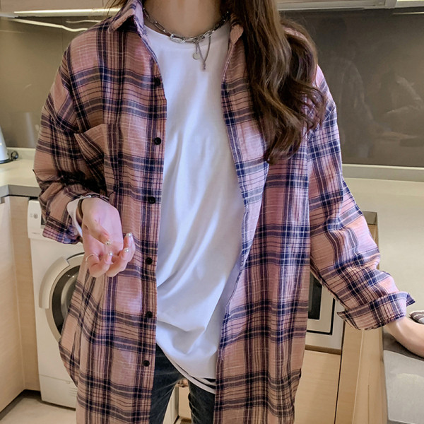 Klassikalise krae ja taskuga ruuduline naistesärk