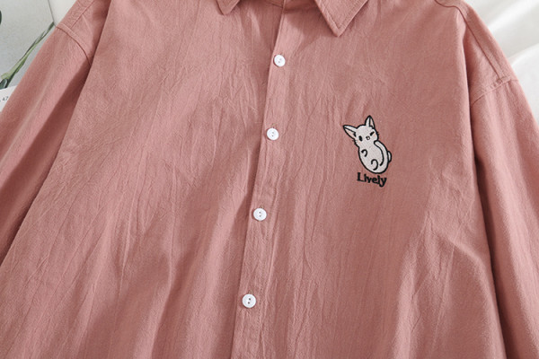 Naiste vabaajasärk tikandi ja klassikalise kraega neljas värvitoonis