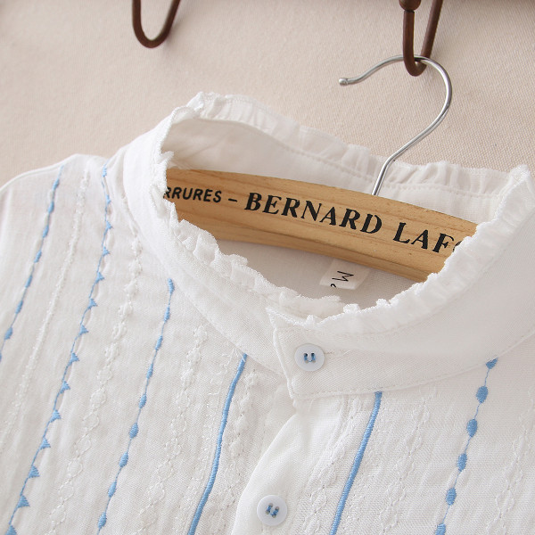 Új modell női ing fehér színben alacsony gallérral és hímzéssel