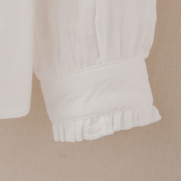 Új modell női ing fehér színben alacsony gallérral és hímzéssel