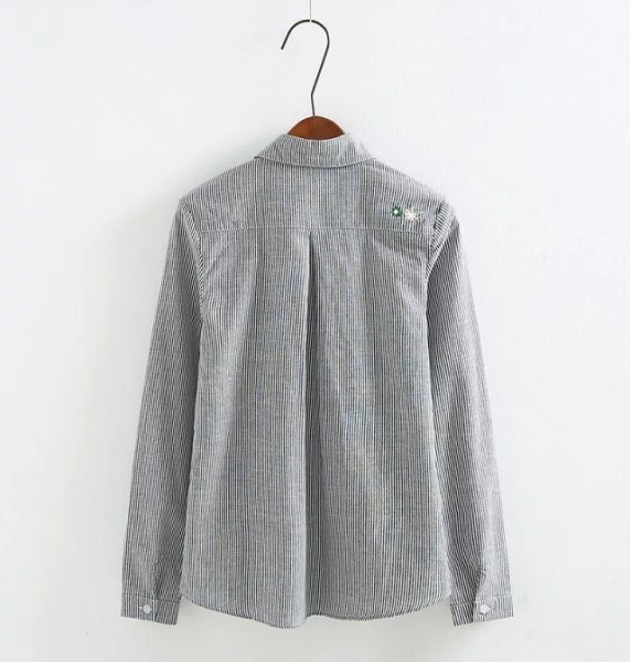 Ženska prugasta košulja s džepom i vezom