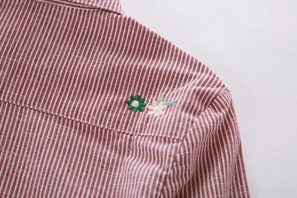 Ženska prugasta košulja s džepom i vezom