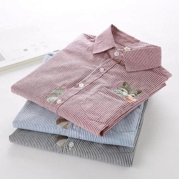 Ženska prugasta košulja s džepom i vezom