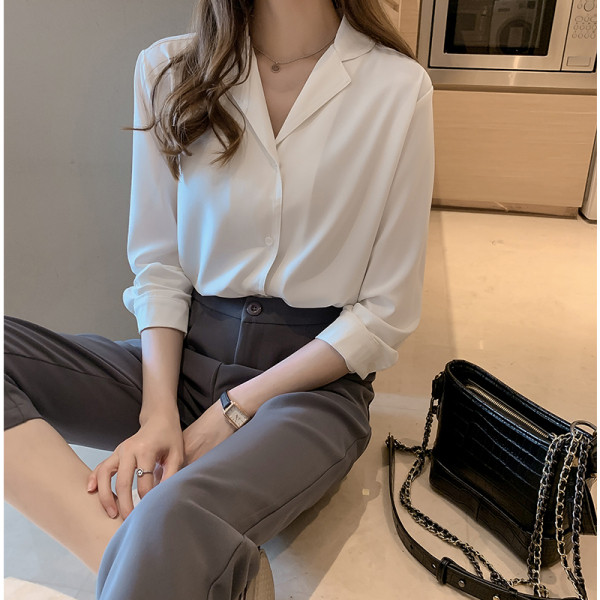 Stílusos női ing klasszikus gallérral és gombokkal