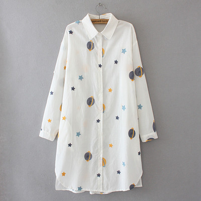 Női hosszú ing gombokkal és klasszikus gallérral