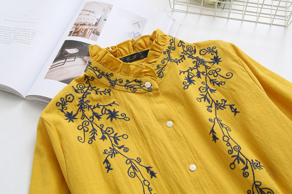 Sinise, valge ja kollase tikandiga naiste särk