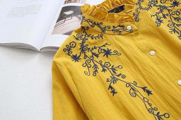 Sinise, valge ja kollase tikandiga naiste särk