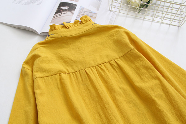 Sinise, valge ja kollase tikandiga naiste särk