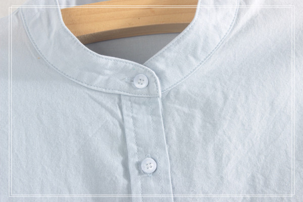 Sima ing modell alacsony gallérral és gombokkal