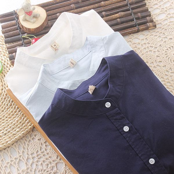 Sima ing modell alacsony gallérral és gombokkal