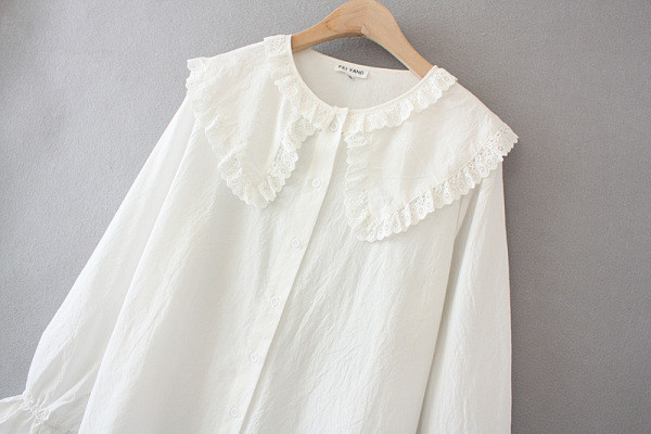 Γυναικείο πουκάμισο με δαντέλα και οβάλ λαιμόκοψη σε λευκό και μπλε χρώμα