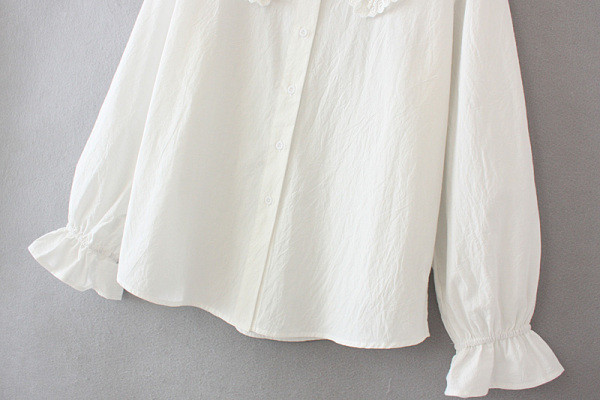 Γυναικείο πουκάμισο με δαντέλα και οβάλ λαιμόκοψη σε λευκό και μπλε χρώμα