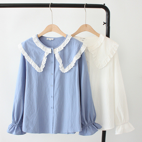 Γυναικείο πουκάμισο με δαντέλα και οβάλ λαιμόκοψη σε λευκό και μπλε χρώμα