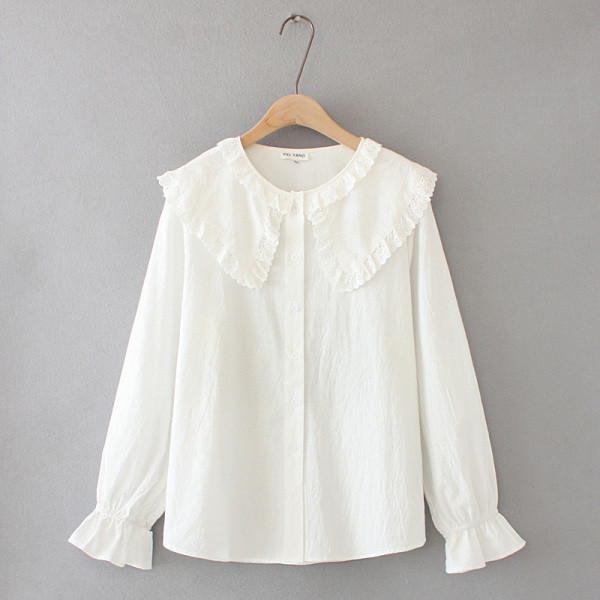 Γυναικείο πουκάμισο με δαντέλα και οβάλ λαιμόκοψη σε λευκό και μπλε χρώμα