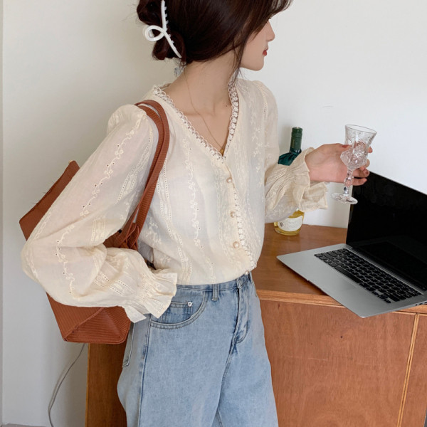 Női csipke ing spitz nyakkivágással és gyöngyökkel