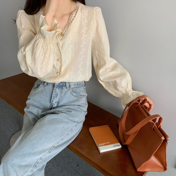 Női csipke ing spitz nyakkivágással és gyöngyökkel