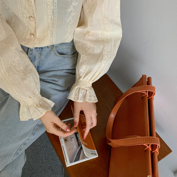 Női csipke ing spitz nyakkivágással és gyöngyökkel