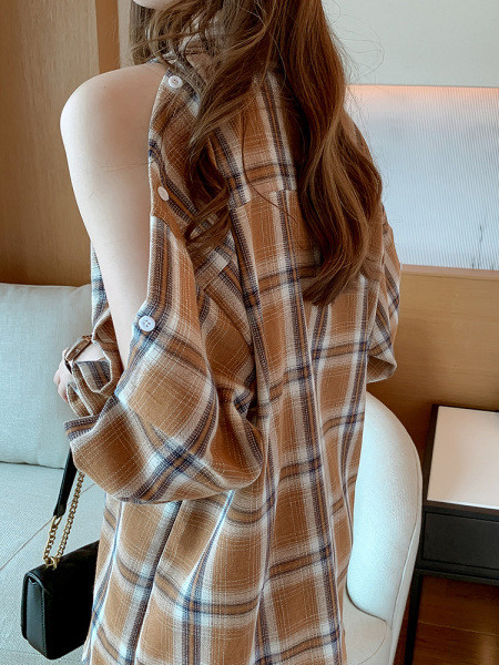 Kockás női ing csupasz váll