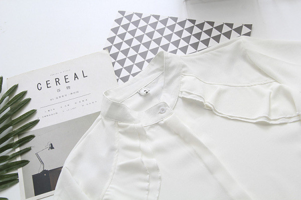 Naiste vabaaja särk nööpide ja pikkade varrukatega valge ja sinine