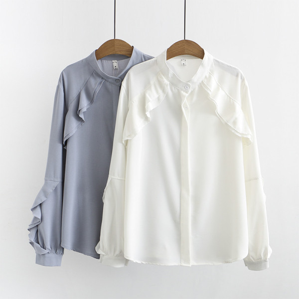 Naiste vabaaja särk nööpide ja pikkade varrukatega valge ja sinine